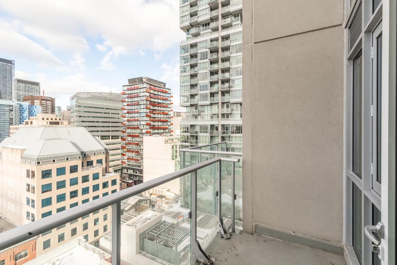 Luxury 2 Bedroom In The Heart Of Entertainment District - City Skyline View & Balcony Toronto Exterior photo